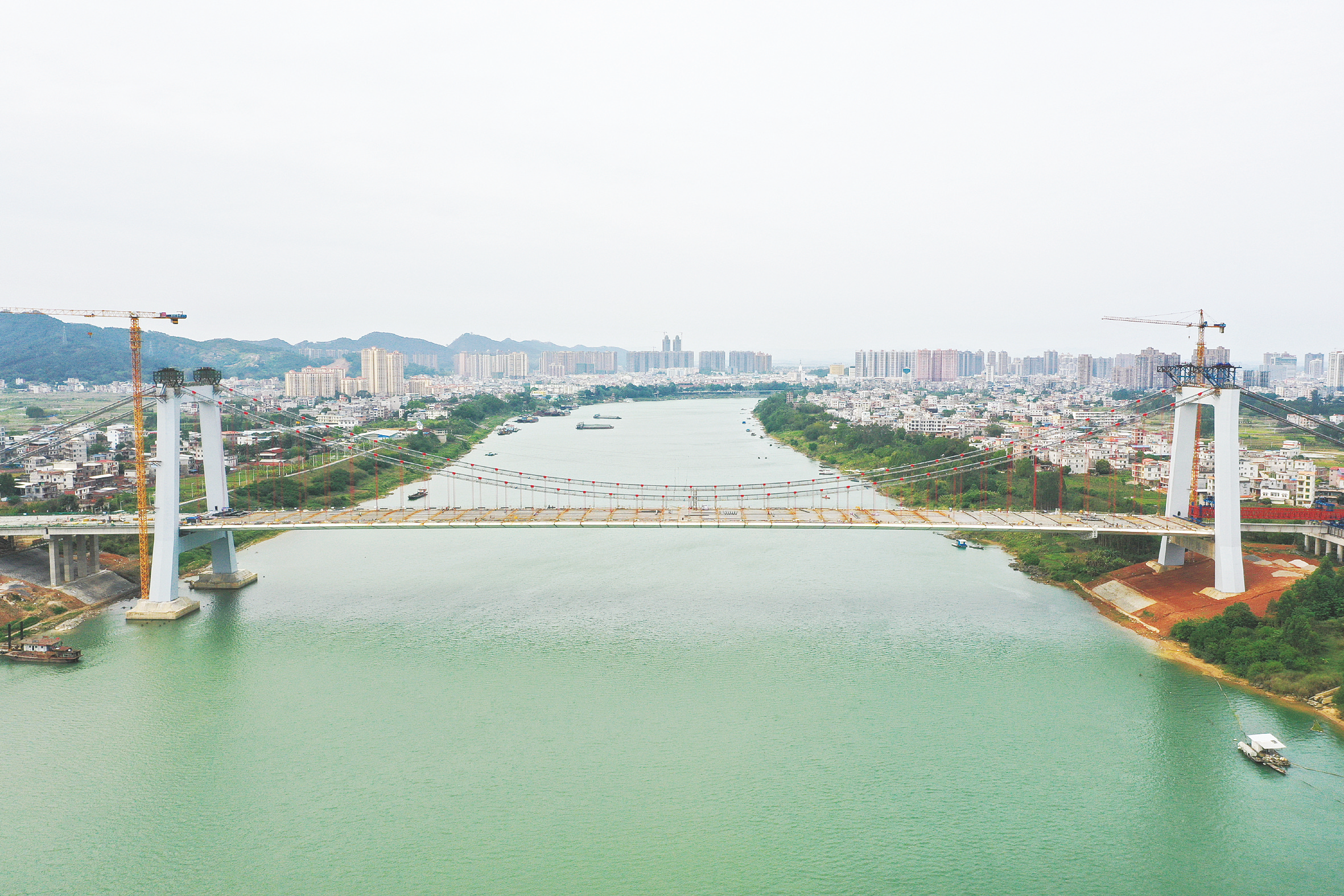 &nbsp;&nbsp;&nbsp;&nbsp;横州大桥项目正在加快建设,预计今年9月底