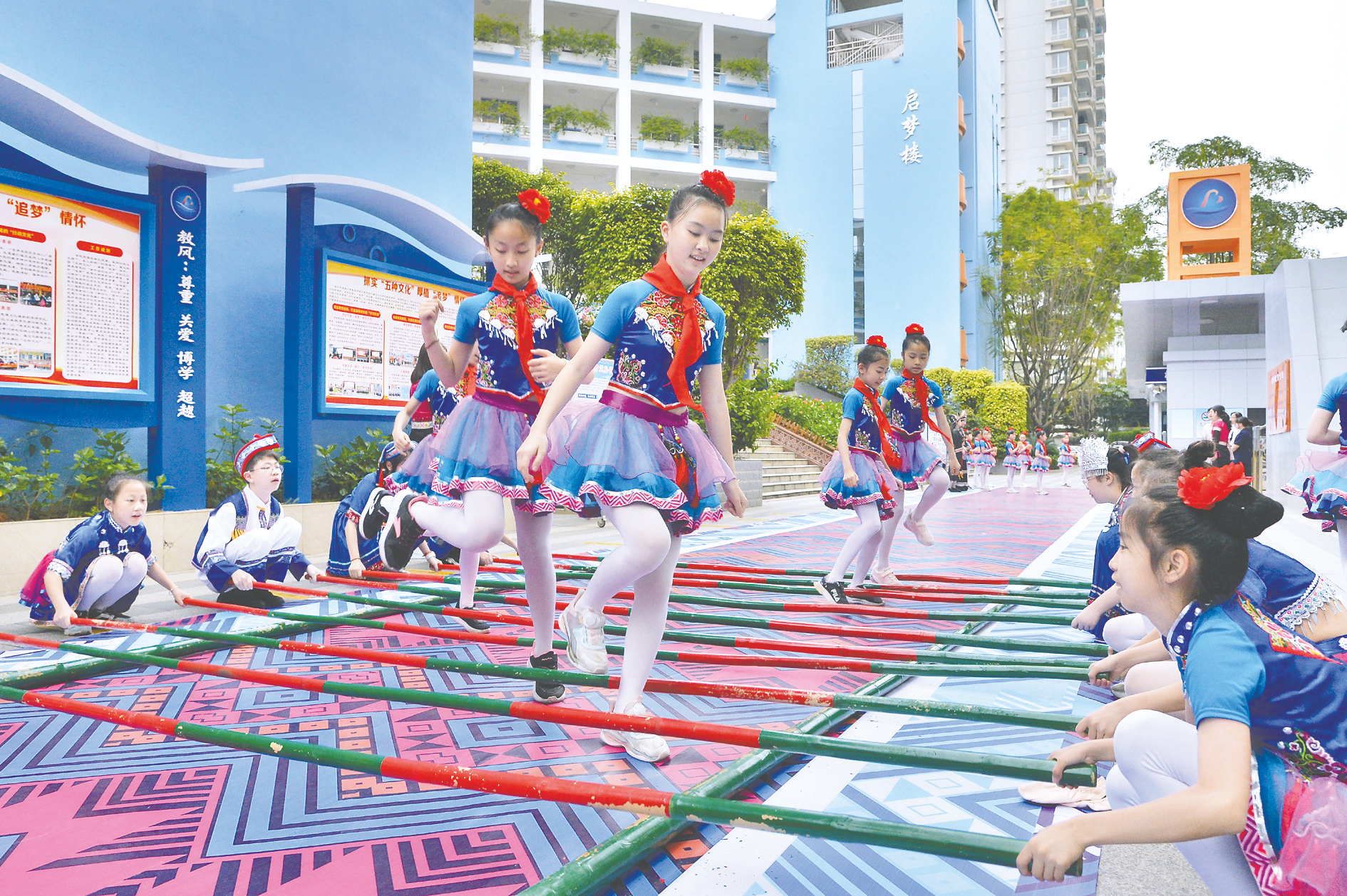 &nbsp;&nbsp;&nbsp;南宁市滨湖路小学学生跳起竹竿舞,喜迎"壮族三月三