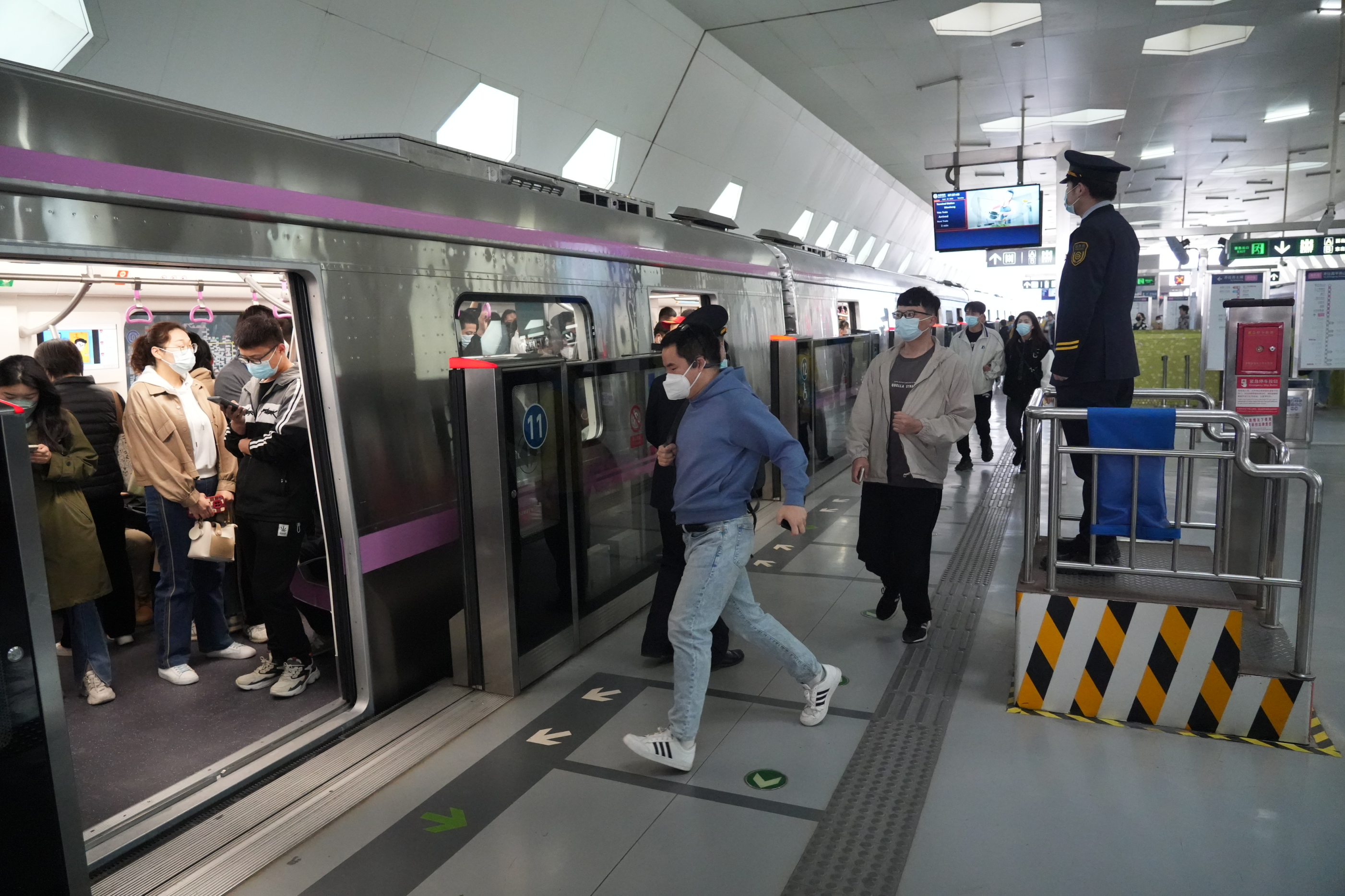 根据相关研究报告显示,在地铁全路网早高峰进站量排名中,2018年沙河站