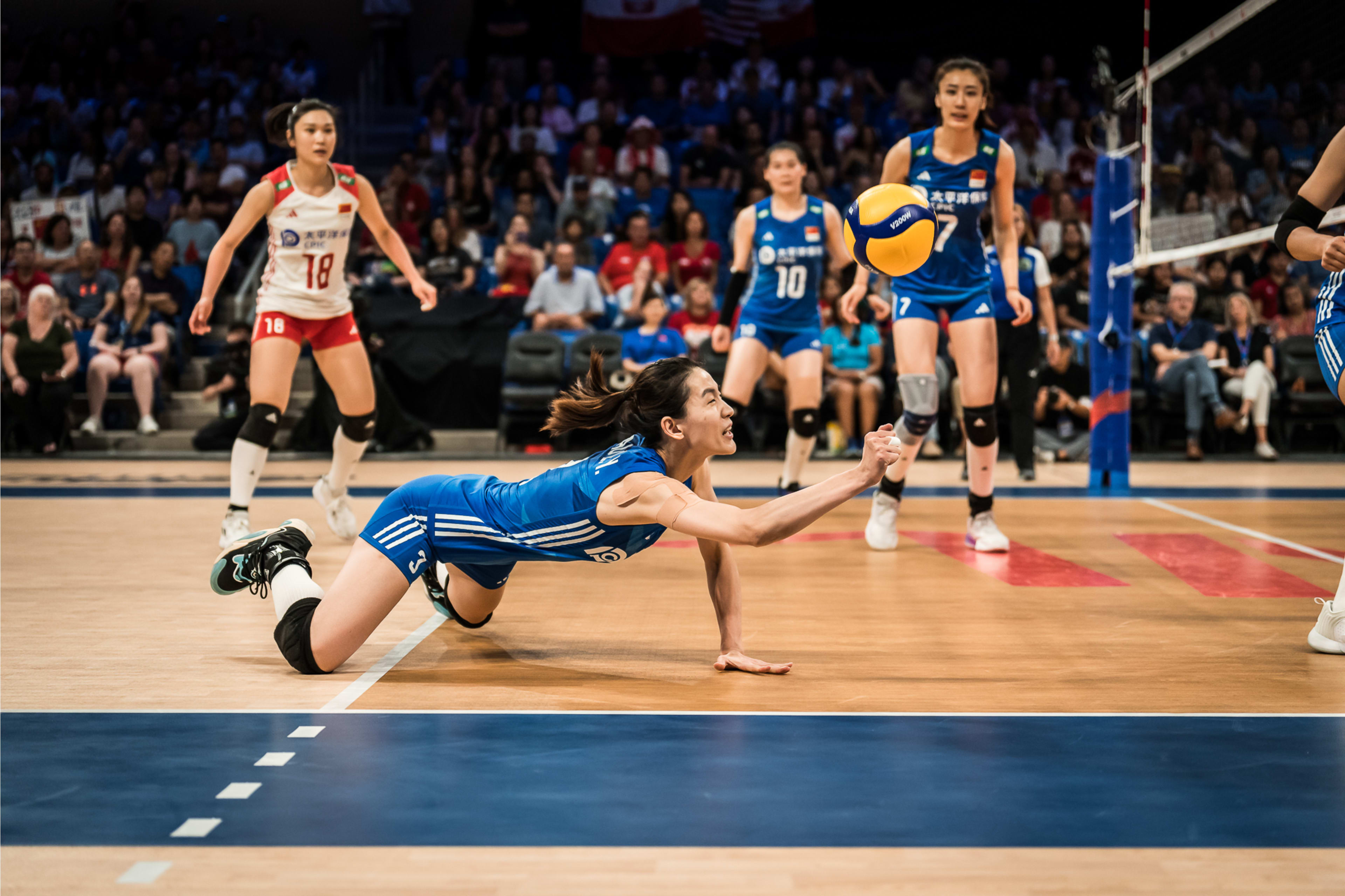 李盈莹调整攻连续打中,帮助本队咬住比分,接着她的发球造成对手卡轮