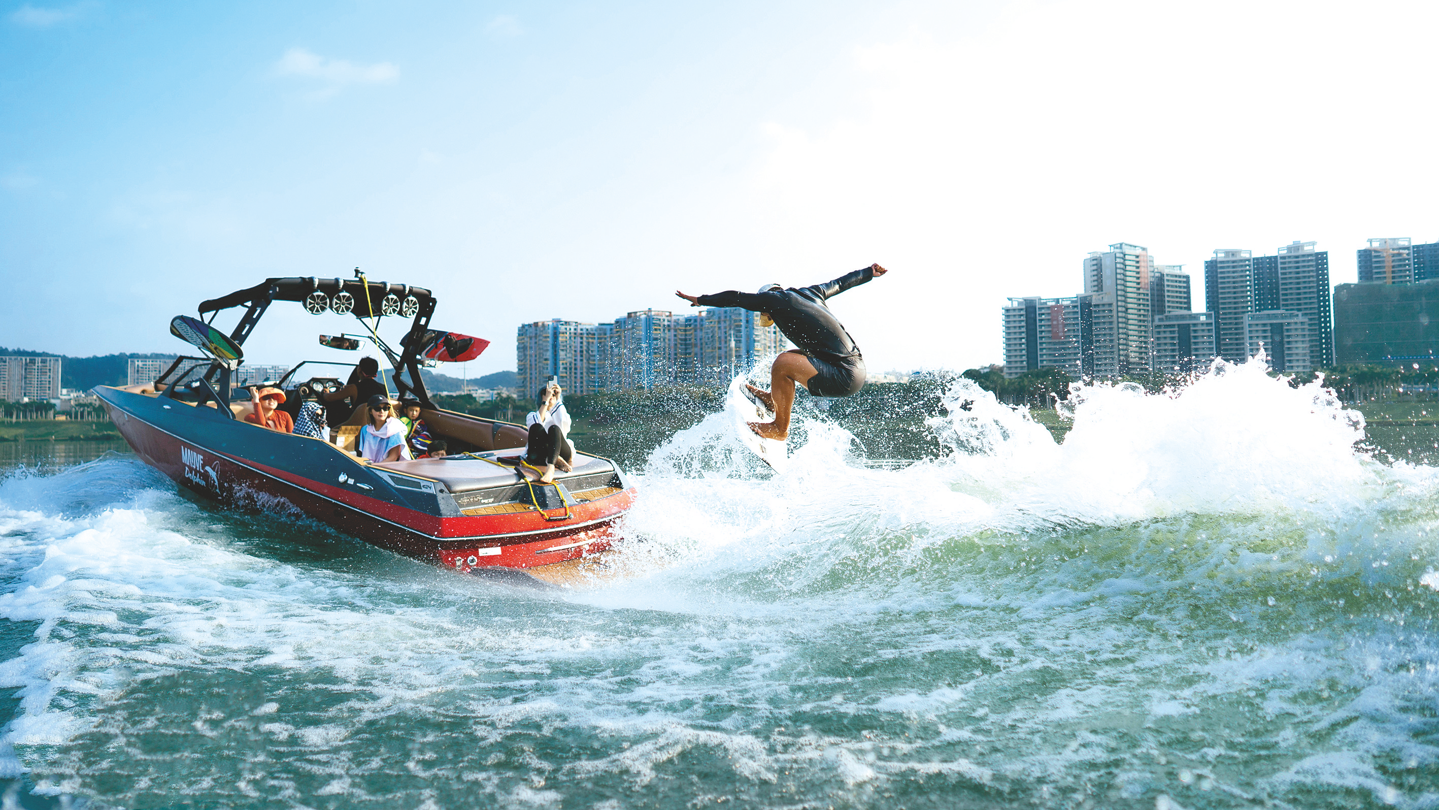 &nbsp;&nbsp;&nbsp;&nbsp;冲浪爱好者在邕江感受尾波冲浪的乐趣.