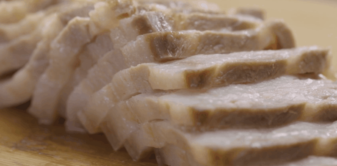 △“回锅”就是再次烹调的意思，将肉放在锅里煮后再在炒锅里炒。
