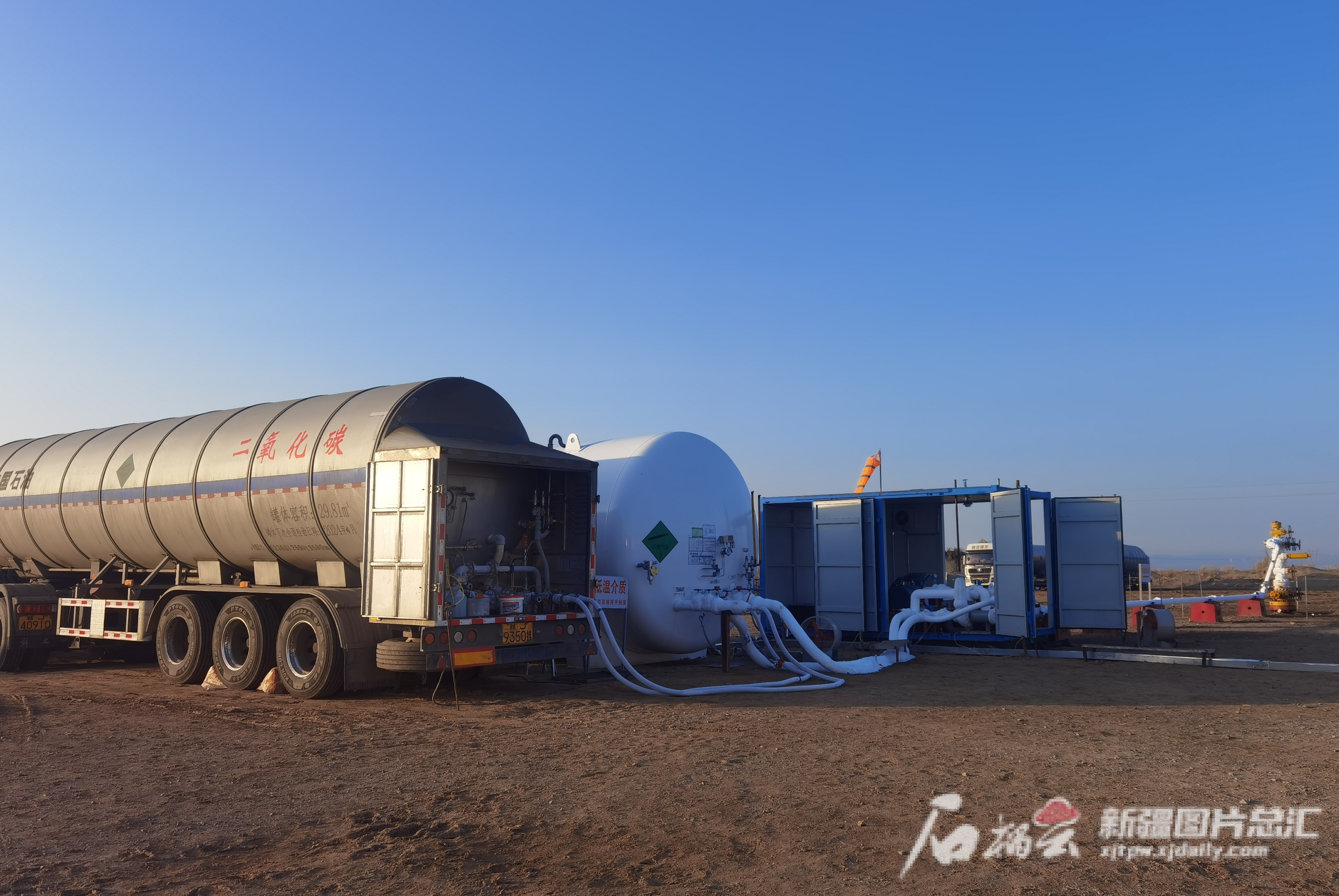 11月17日下午,在中国石油新疆油田分公司玛湖油区玛湖1井区,正实施注