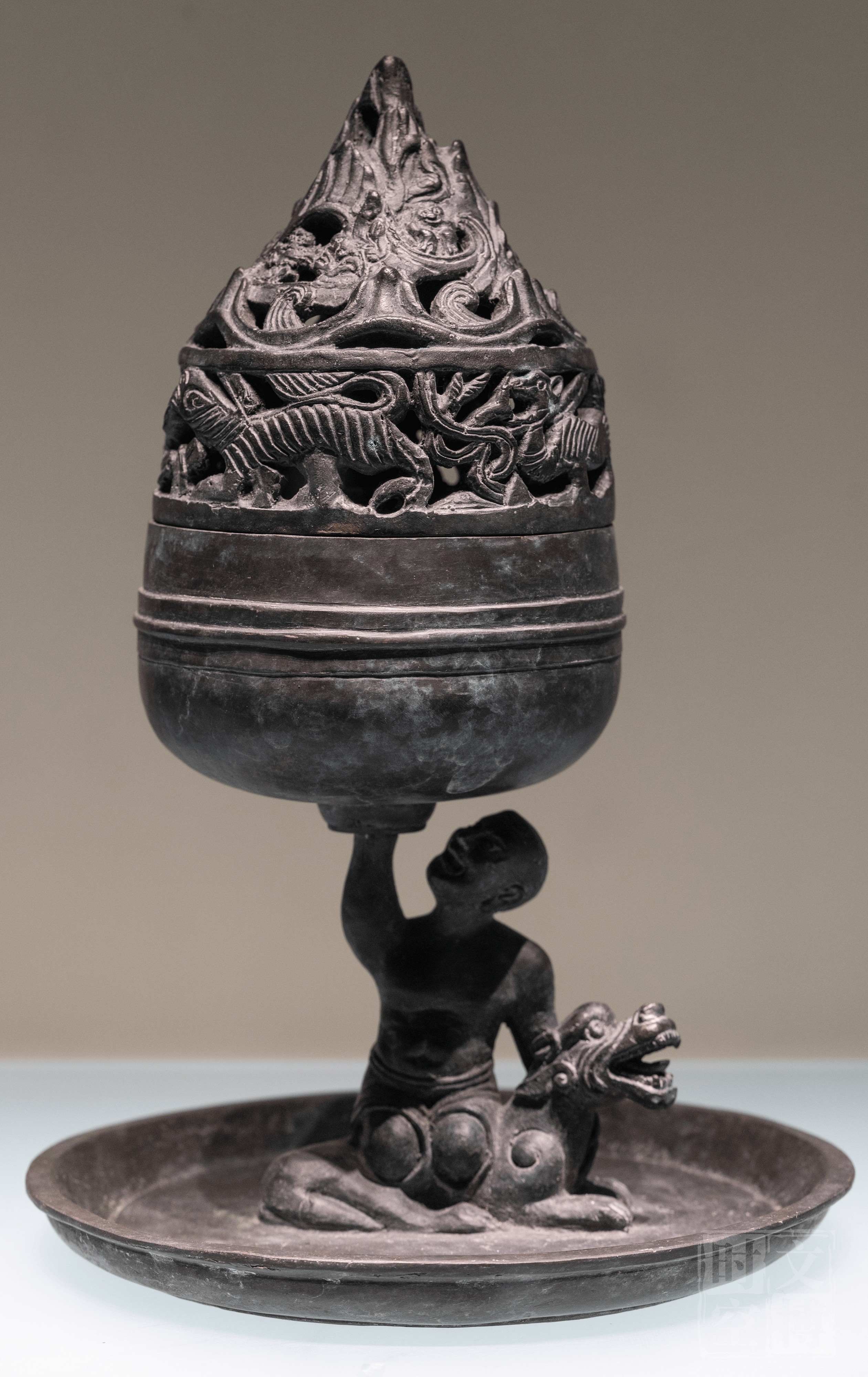 鎏银骑兽人物博山炉鎏金银蟠龙纹铜壶出于靖王墓,属于酒器.壶通高 59.