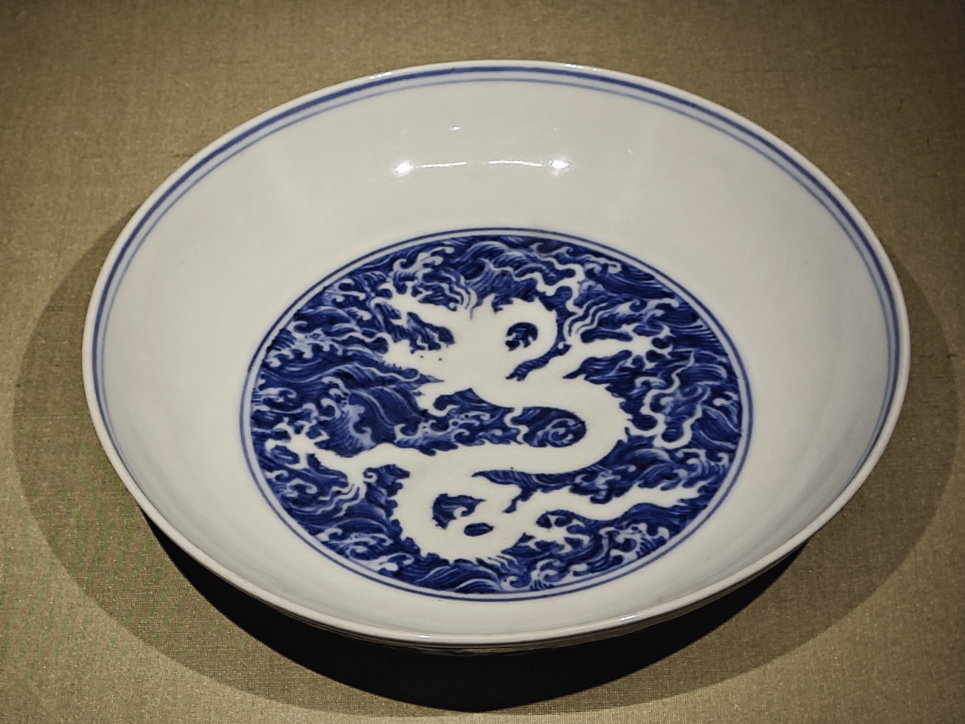 壶通体用青花作为装饰,壶口及颈部绘卷草纹和缠枝莲纹,腹部为青花留白