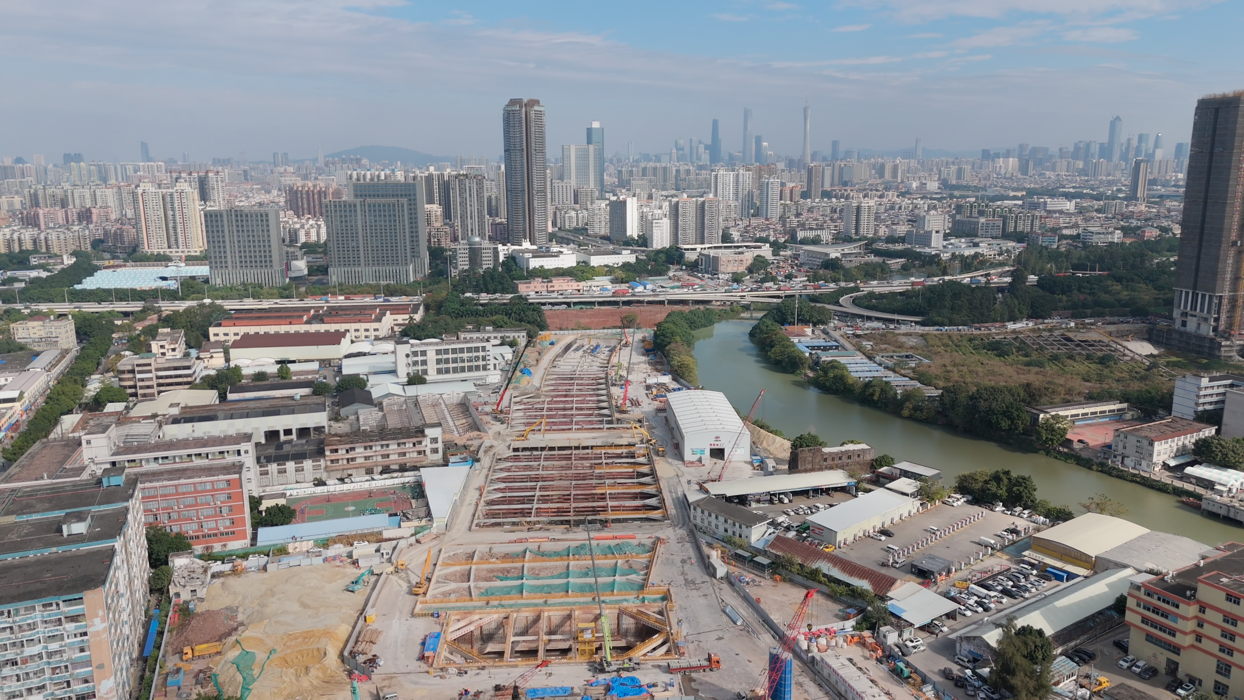 新年开工伊始,海珠湾隧道工程施工现场一片繁忙的景象.