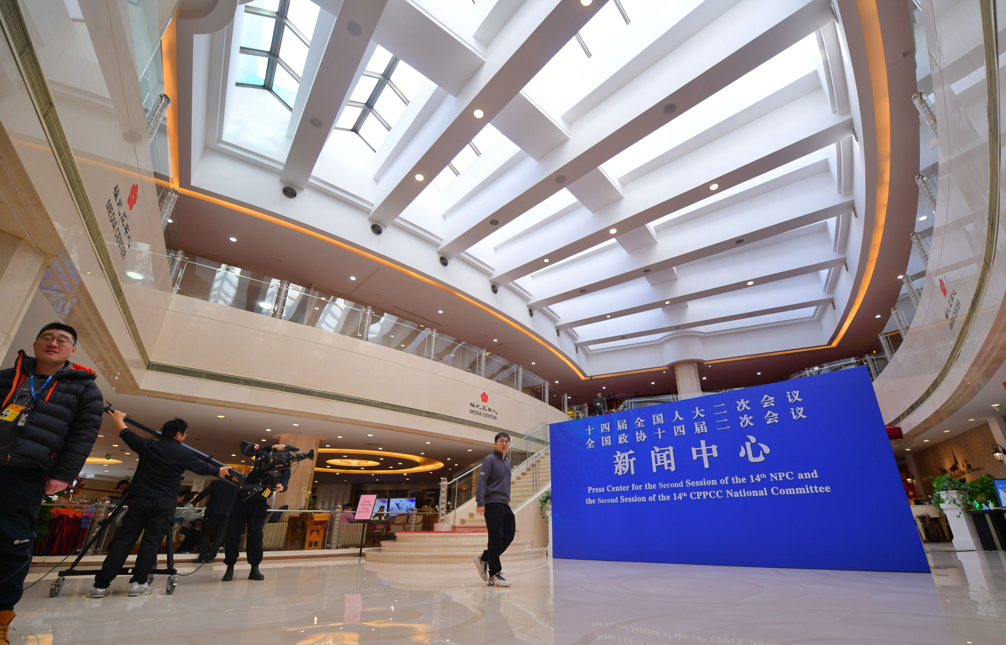 全国两会新闻中心迎来中外记者