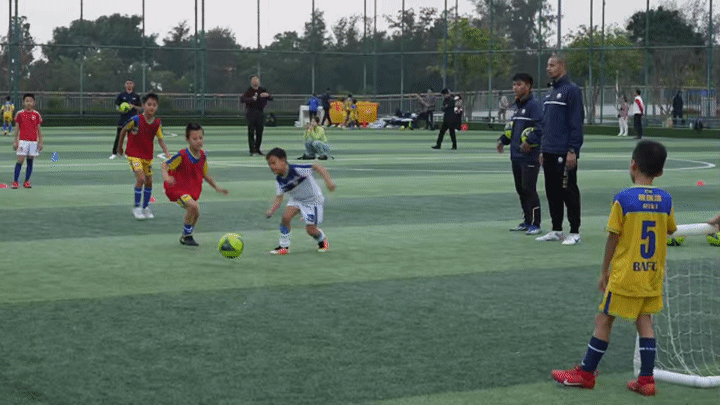 追光|小罗的前队友,在中国当"孩子王"|足球|追光|中国_新浪新闻