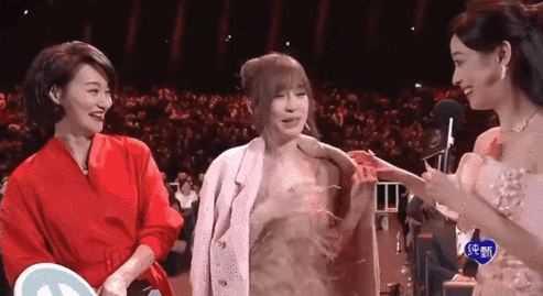 强硬要求王心凌表演唱跳,不等反应还上手拉了嘉宾衣服,搞得人无语