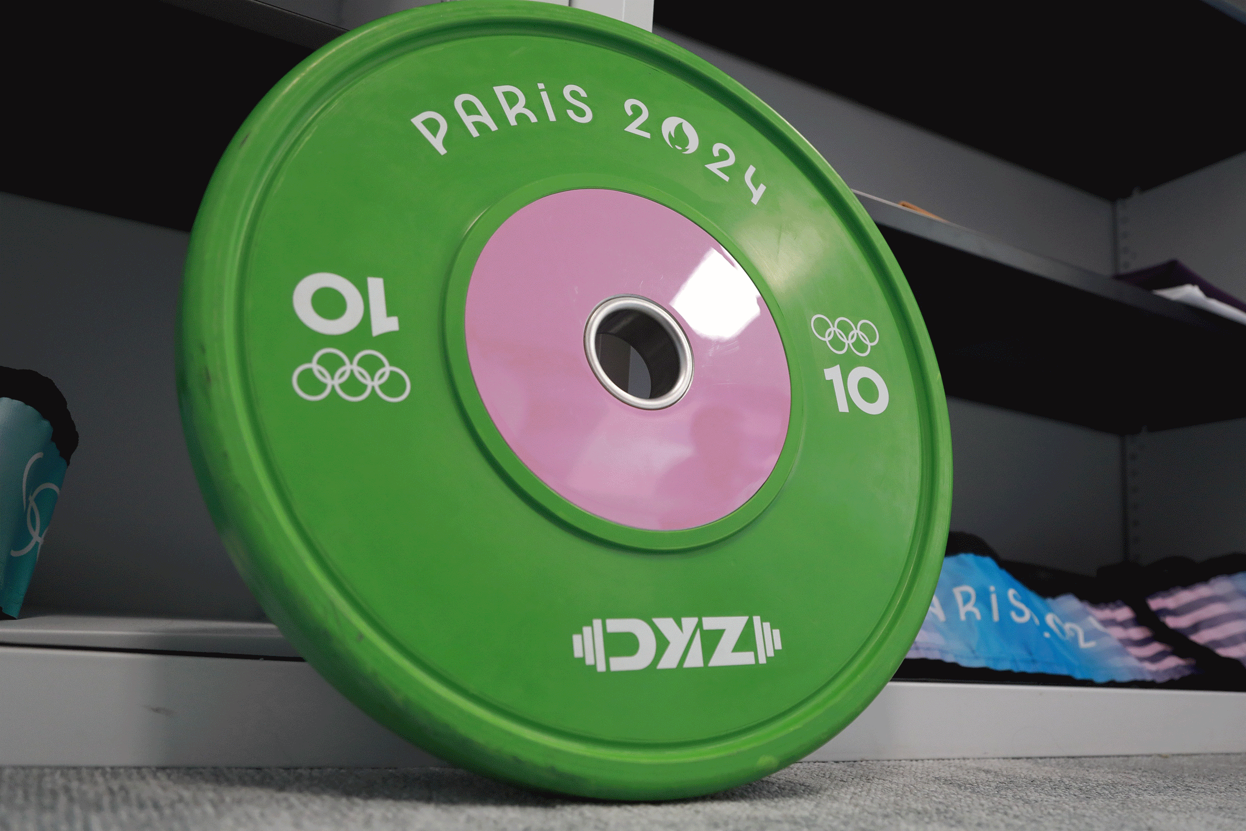 当地时间2024年6月18日，法国巴黎，在奥运会总部举行的新闻发布会上介绍了奥运会使用的体育装备。