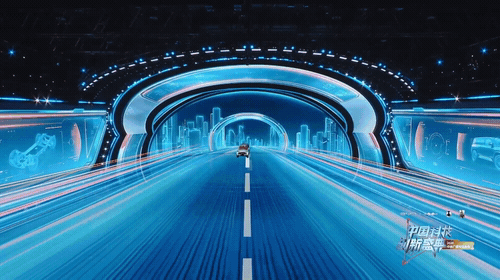 动图1：仰望U8炫酷出场，王总下车介绍