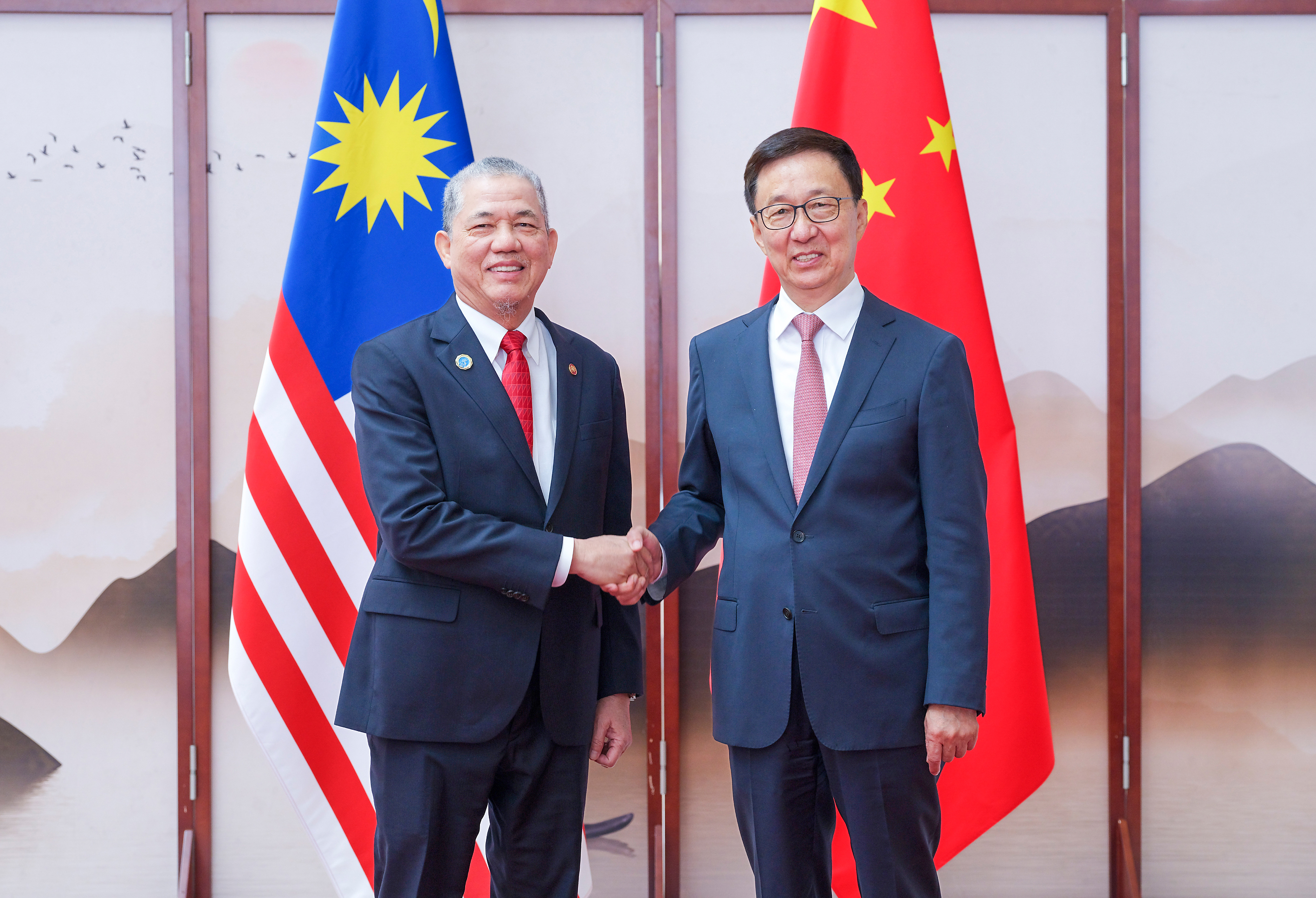 韩正会见马来西亚副总理兼能源及水务转型部部长法迪拉