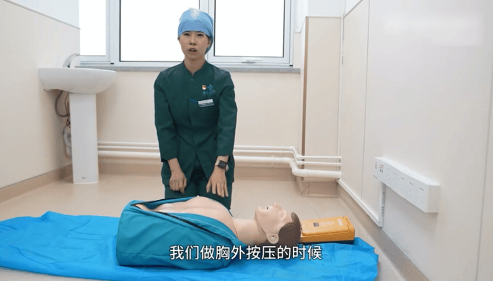 为什么叫除颤仪【提示】游泳虽惬意，风险却暗藏！收好这份“水上安全手册”，让你通晓溺水如何自救与救急_https://www.jmylbn.com_新闻资讯_第9张