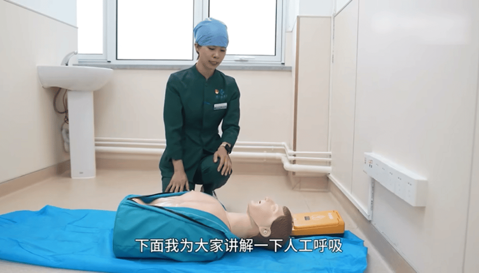 为什么叫除颤仪【提示】游泳虽惬意，风险却暗藏！收好这份“水上安全手册”，让你通晓溺水如何自救与救急_https://www.jmylbn.com_新闻资讯_第10张