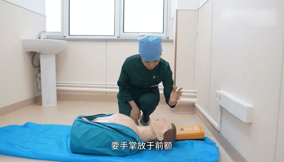 为什么叫除颤仪【提示】游泳虽惬意，风险却暗藏！收好这份“水上安全手册”，让你通晓溺水如何自救与救急_https://www.jmylbn.com_新闻资讯_第11张