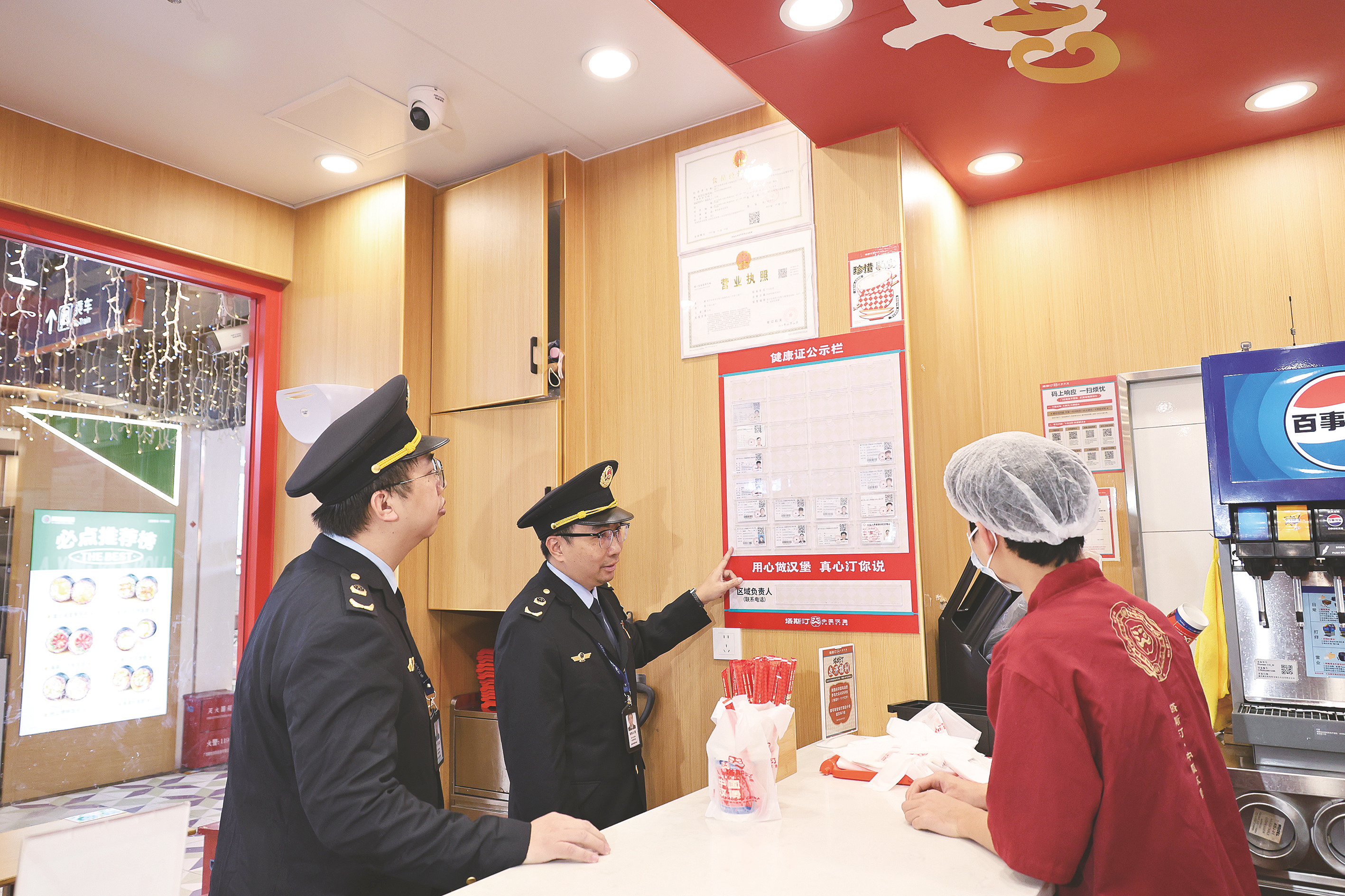     市场监管部门执法人员对地铁商业街的食品经营店进行检查。    （何正君 摄）
