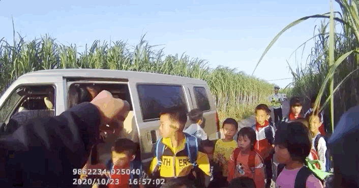 核载7人的面包车竟塞进18个小朋友？别拿孩子生命开玩笑