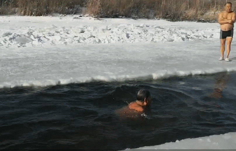 这老爷子90了，零下30度，冰河里游泳跟玩儿似的！