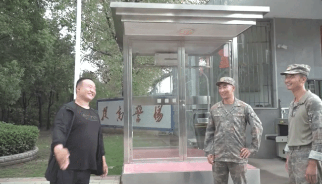 如今"空降兵15勇士:从左往右,从后到前依次为—刘文辉,李玉山