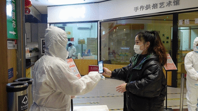 北国超市灵寿店对入店顾客严格执行扫码,测体温的规定.