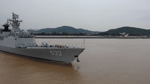 奔赴亚丁湾,索马里海域在舟山某军港解缆启航,海军第41批护航编队
