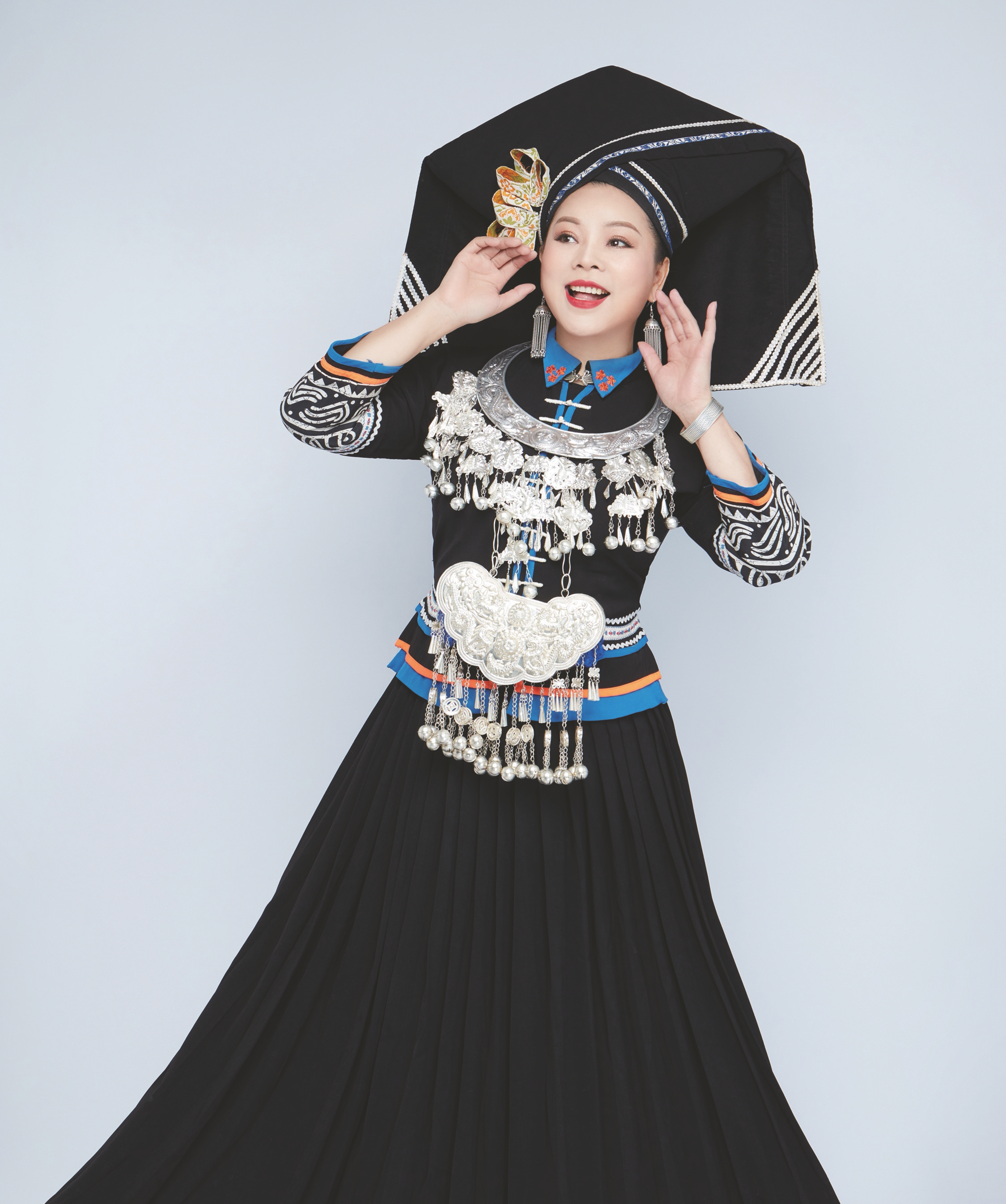 在"壮族三月三·魅力青秀风"文艺活动周暖场活动上,民族乐器弹奏