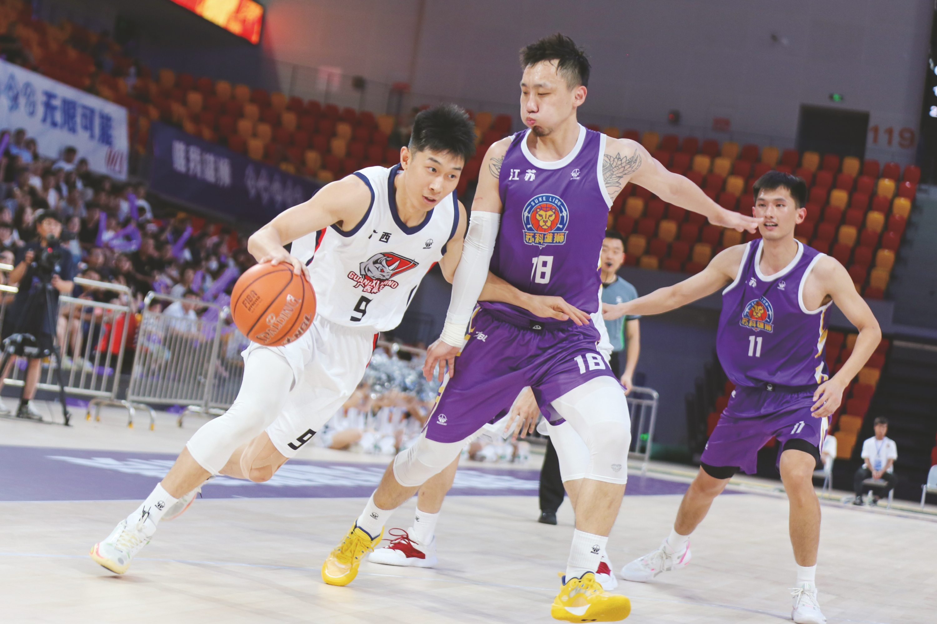 &nbsp;&nbsp;&nbsp;&nbsp;广西威壮球员9号刁展望带球突破&nbsp;&nbsp