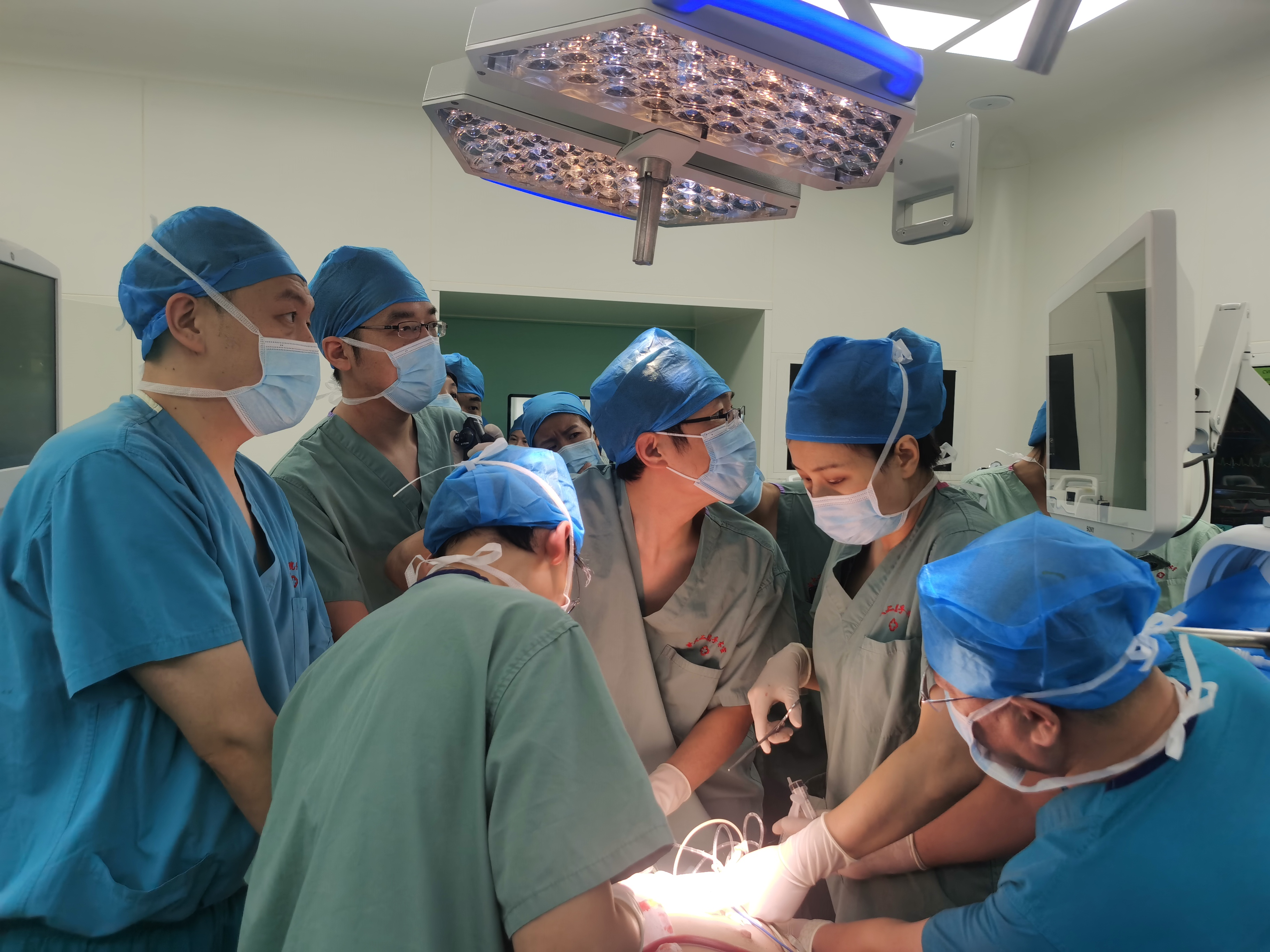 吉大二院呼吸与危重症医学科成功开展全麻硬质气管镜下硅酮支架植入术