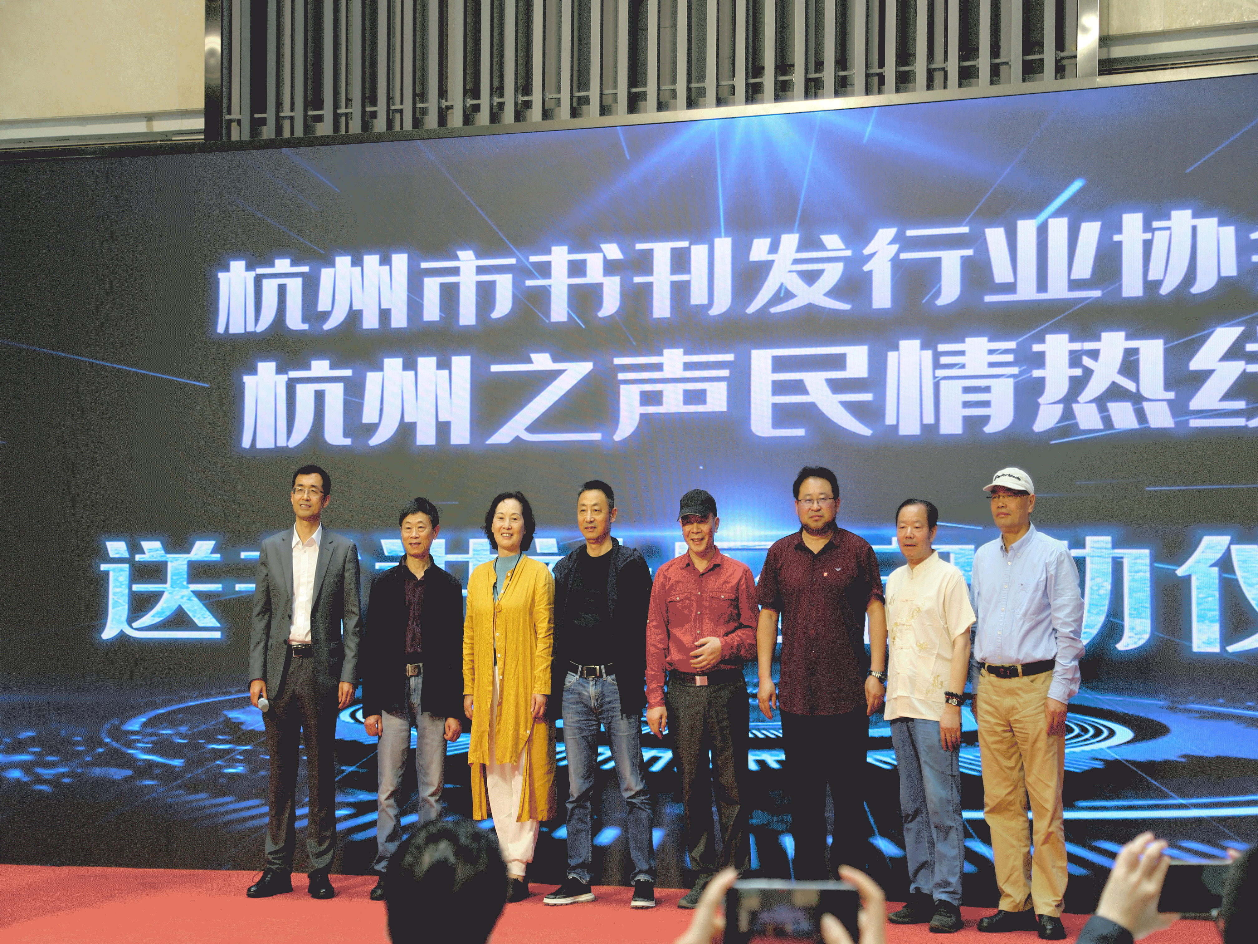 浙江现代画院的书画老师们也来到现场，挥毫泼墨，吸引众多围观，一个小朋友被深深吸引，好奇地紧盯着老师的画笔。