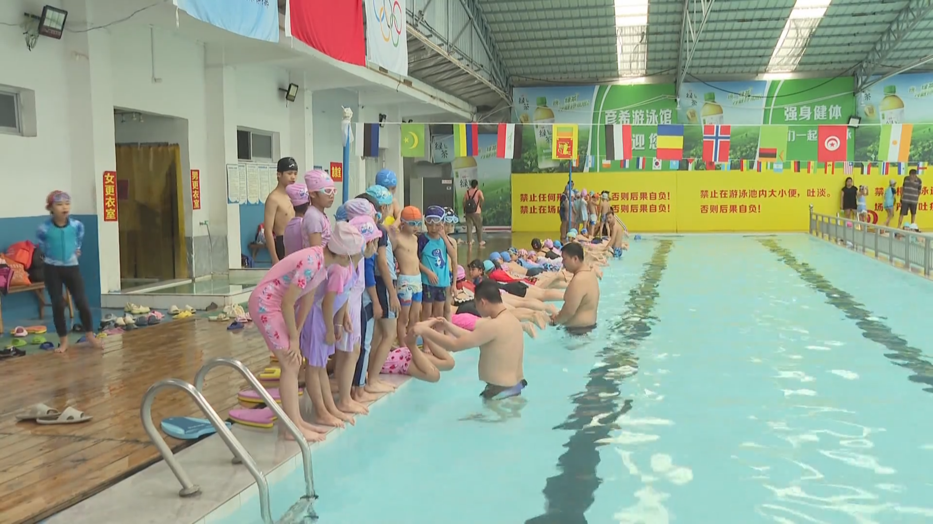 暑期游泳热!青少年成泳池"主角"