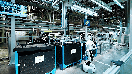 Galbot 正在车厂进行天窗转运工作