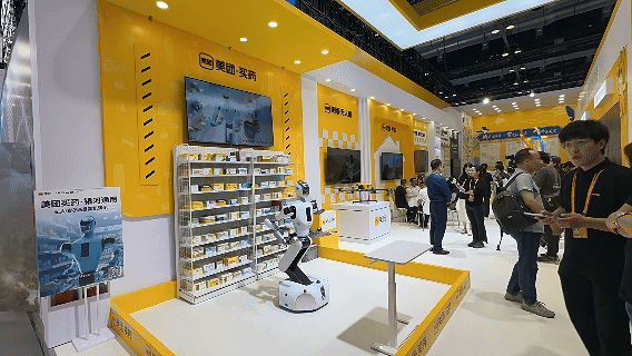 Galbot 在服贸会美团买药展台上展示无人值守工作