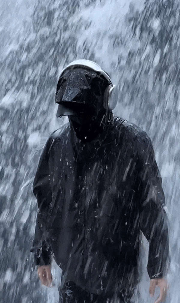 你穿着这件冲锋衣,帽子一戴,谁都不爱,独自悠闲的在雨中漫步,太爽了