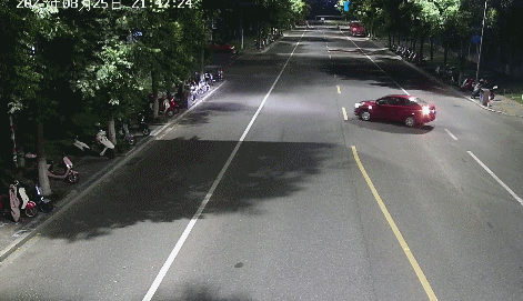 紅色轎車(chē)發(fā)現老人后減速掉頭（央廣網(wǎng)發(fā) 秀洲區油車(chē)港鎮供圖）