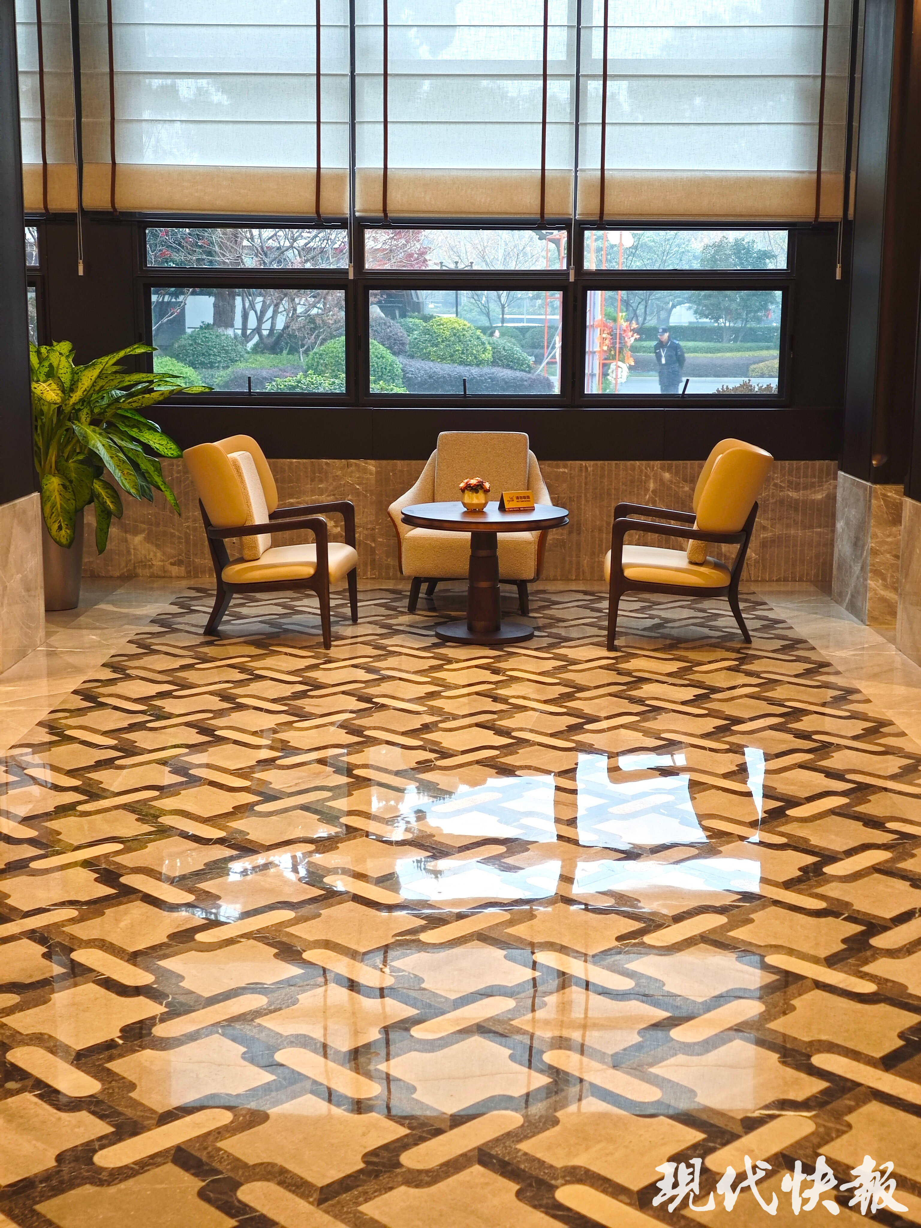 從一樓內(nèi)部向外看