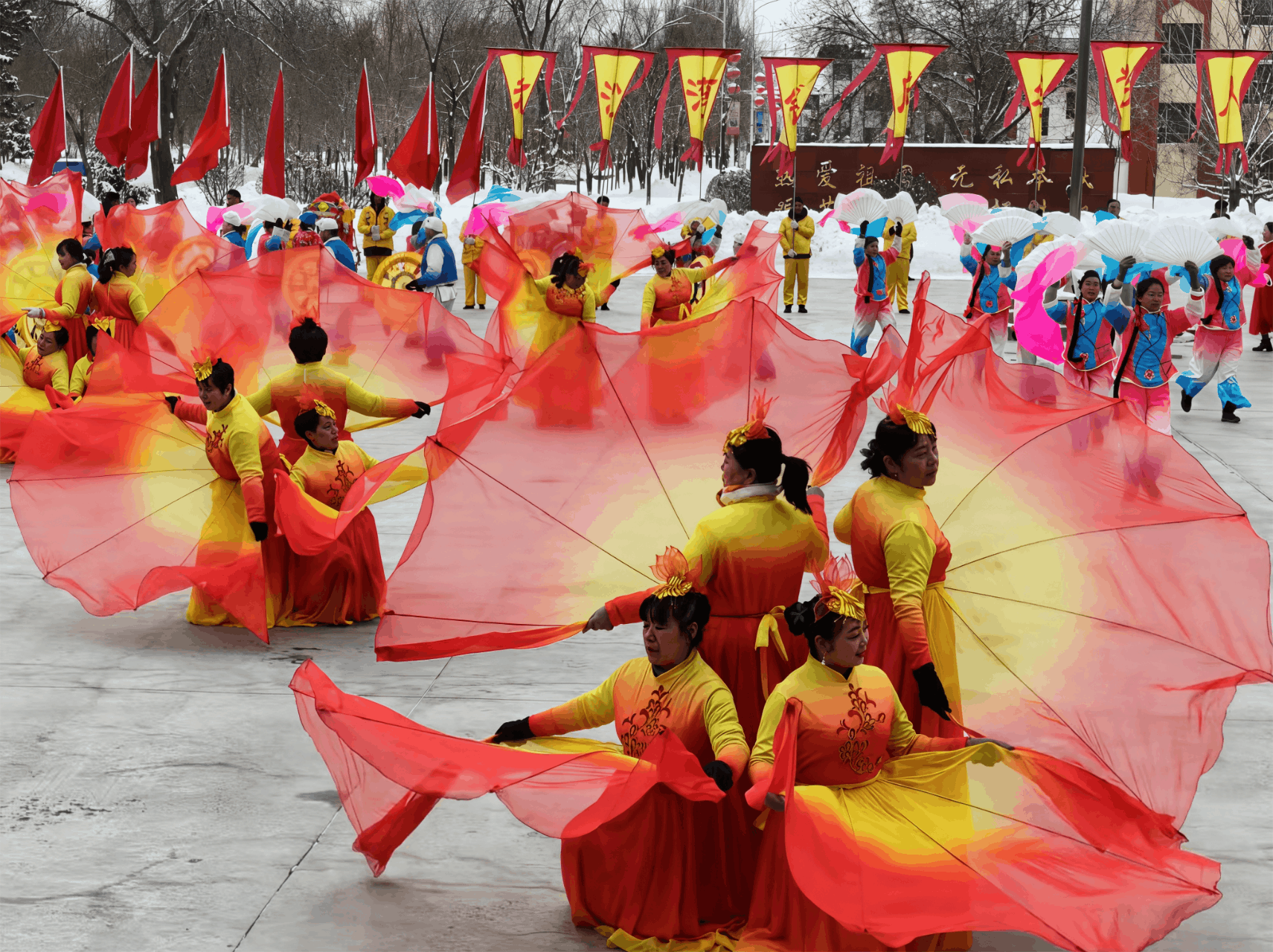 传统社火与新时代风采交相辉映，处处洋溢着喜庆祥和的浓厚氛围 （央广网记者 郭璁悦 制图）
