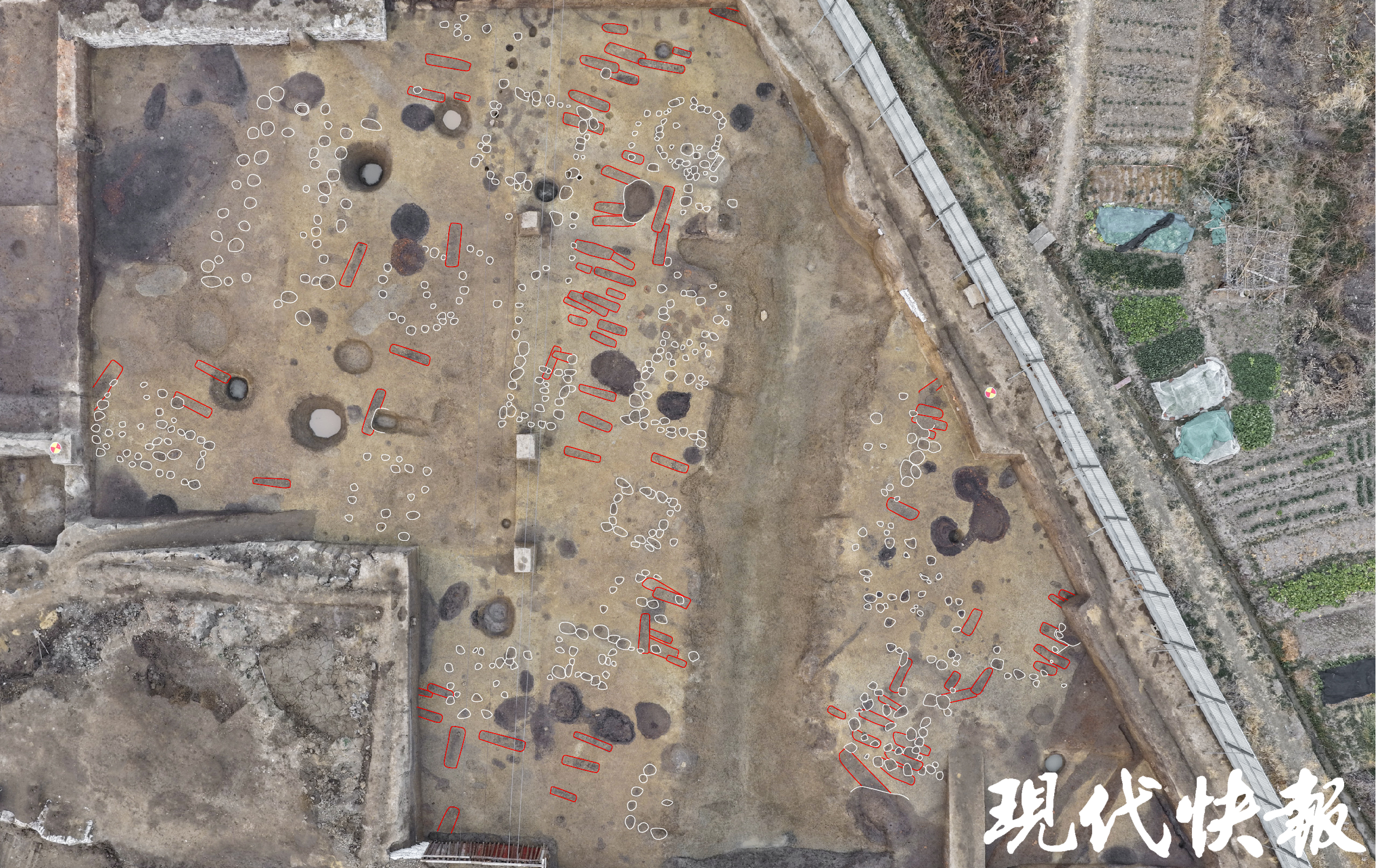 遗址西南部马家浜文化时期居住区和墓地