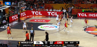 简直太犀利!杨舒予硬解换右手躲闪抛投 又强突顶翻防守上篮!