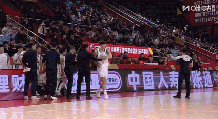 得不偿失啊！暂停时间到四川仍在布置战术 裁判吹技犯