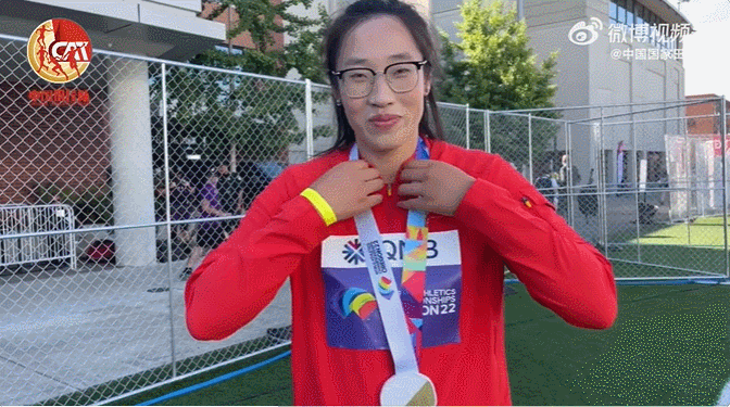 真诚又可爱的冯彬将金牌献给教练李维宾