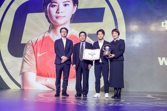 王霜实现中国女子金球奖三连冠。