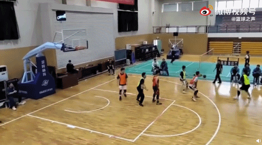 中国篮球的未来!中学生篮球赛40秒连中8记三分