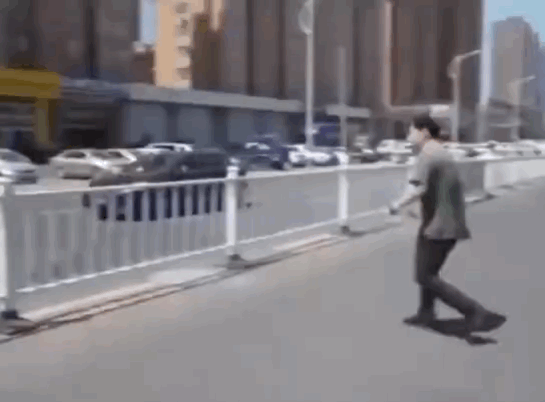 就这么上了警察叔叔的车-搞笑gif动态图片-izike