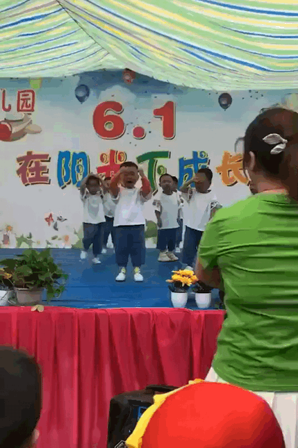 哭了也不能忘动作-搞笑gif动态图片-izike