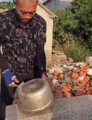 拍电饭煲锅不小心被夹手-搞笑gif动态图片-izike