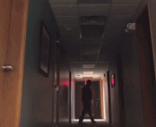 恶作剧捉弄老爸gif搞笑图片