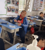 帅气的男生吃饭嚣张动作-帅哥动态图片-gif动态图-izike