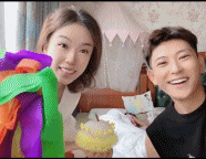 小女孩从睡梦中开始的生日仪式感-美女动态图片-gif动态图 - izike-izike