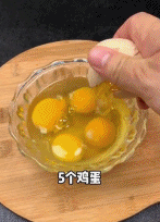 酱汁鸡蛋快速做的教程-搞笑gif动态图片-izike