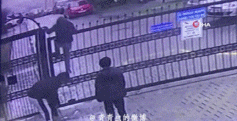 门开的太是时候-搞笑gif动态图片-izike